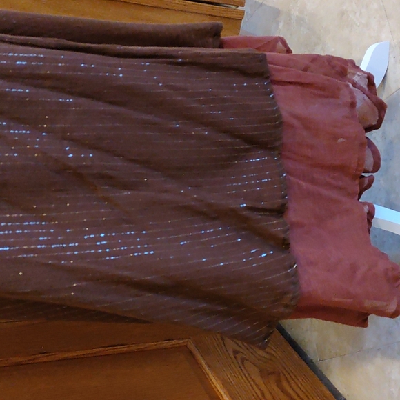 Wrap around Maxi Skirt, fits many sizes - Picture 2 of 9